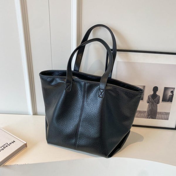 1741039788175265792.jpg Niche, High-end Commuting Retro Women's Tote Bag